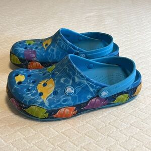 Crocs classic clogs, ocean print, blue with multicolored fish, W7 M5